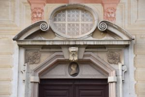 Pretty door in the courtyard. This goes into the Ducal palace